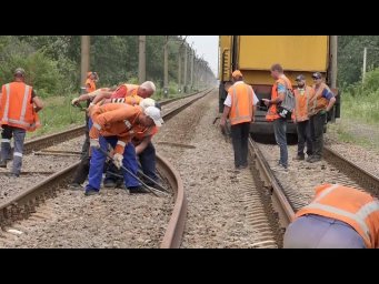Від вибухів рейки плавилися: залізничники показали наслідки ворожих обстрілів Харківщини