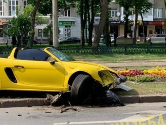 На желтом Porsche в клумбу с желтыми цветами: харьковчанка прокатилась с ветерком (ФОТО)