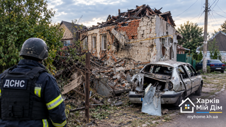 Харківщина пережила нову хвилю атак: пошкоджені будинки, адмінбудівля та пошта, є поранені