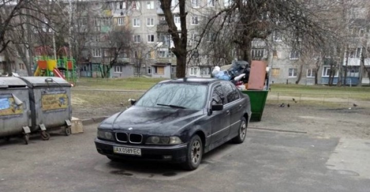 В Харькове выявляют нарушителей, которые паркуются возле мусорных контейнеров