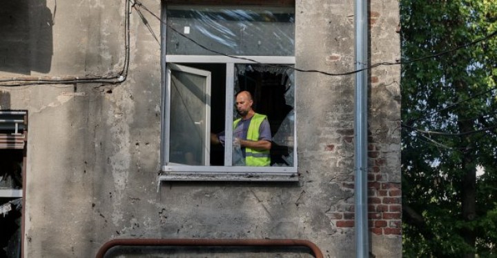 В Харькове вставляют окна и ремонтируют кровли после обстрелов