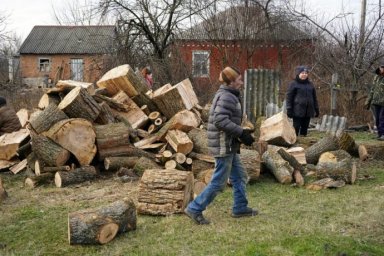 
Жителей Чкаловской общины продолжают снабжать дровами