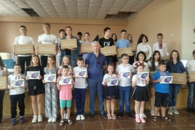 Ученики школ Роганской общины получили 270 девайсов для обучения