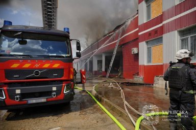 Пожар охватил 10 тысяч квадратных метров: российский дрон попал в складские помещения издательства в Харькове