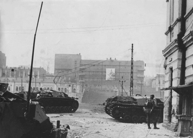 Немецкие САУ на улица Свердлова - 1941 г