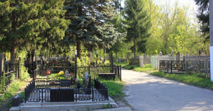 В Харькове заканчивают уборку кладбищ и мемориалов